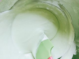 牛油果酸奶冻,将刚刚的牛油果奶昔、吉利丁牛奶液和淡奶油混合均匀…这抹清新绿颜值高到爆…