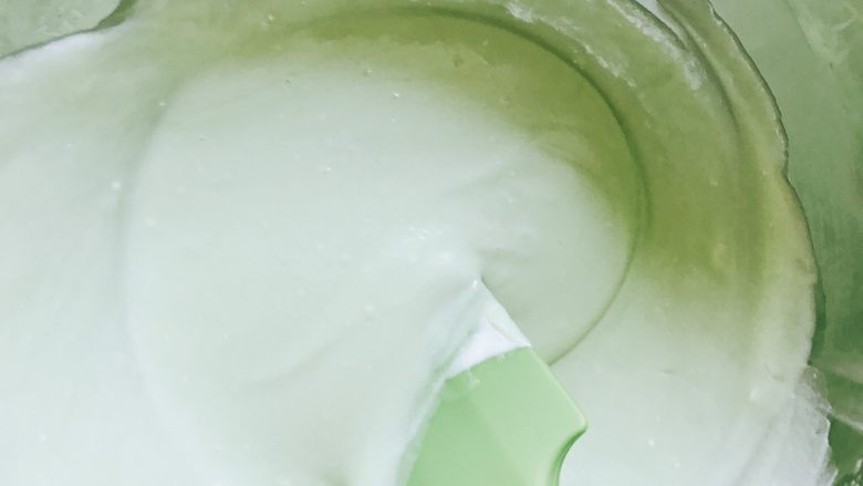 牛油果酸奶冻,将刚刚的牛油果奶昔、吉利丁牛奶液和淡奶油混合均匀…这抹清新绿颜值高到爆…