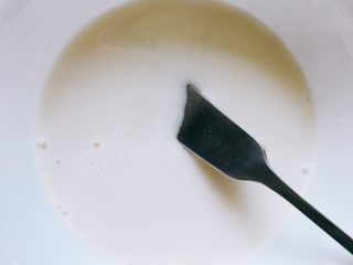 牛油果酸奶冻,把吉利丁牛奶倒进柠檬酸奶里。