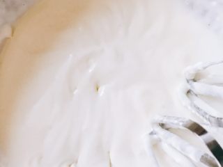 牛油果酸奶冻,打发至出现纹路并且还有流动性。

夏天打发的时候隔冰水打比较容易操作，用低速打发不容易打过头。