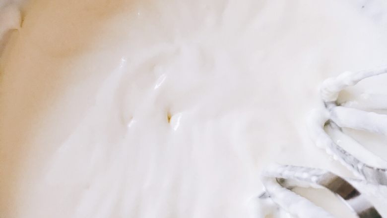 牛油果酸奶冻,打发至出现纹路并且还有流动性。

夏天打发的时候隔冰水打比较容易操作，用低速打发不容易打过头。