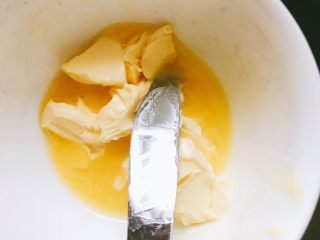 牛油果酸奶冻,黄油隔热水融化。