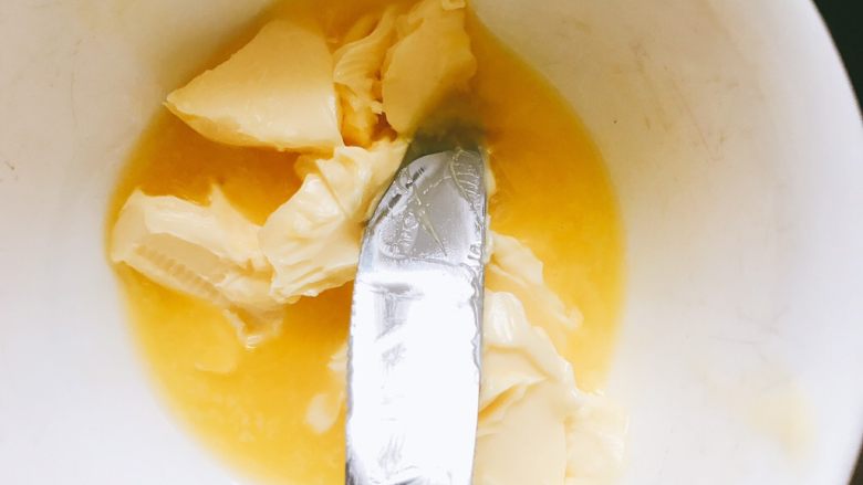 牛油果酸奶冻,黄油隔热水融化。