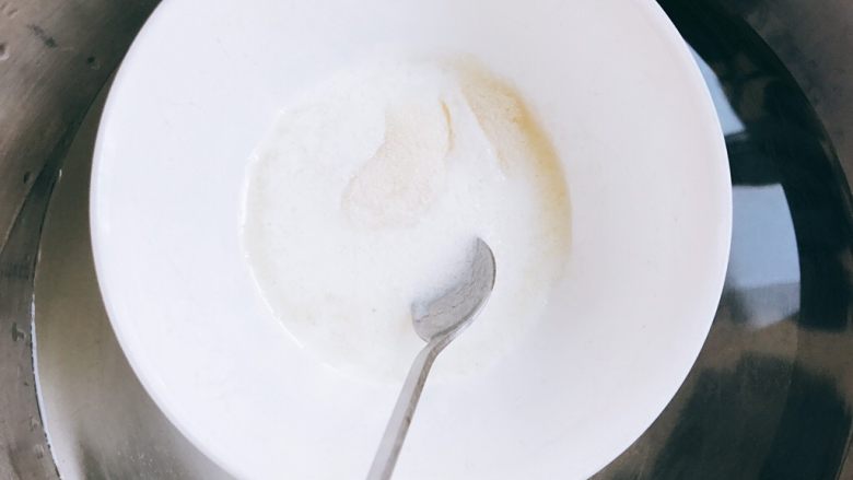 牛油果酸奶冻,再隔热水制作一次吉利丁牛奶液。如果有糖的话先把糖溶于牛奶里，再加吉利丁粉。