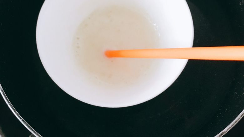 牛油果酸奶冻,牛奶加入吉利丁粉隔热水融化，成为吉利丁牛奶液，放一边待用。

甜食爱好者可以先在牛奶中加适量糖融化后再加吉利丁。
