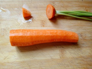 胡萝卜小排汤,胡萝卜去皮，把尖和根切掉。