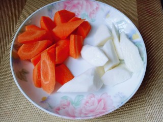 胡萝卜小排汤,切好的胡萝卜和山药放在盘子里备用。