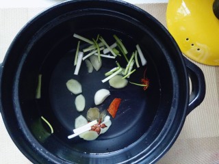 胡萝卜小排汤,砂锅中加入水，把调味料倒入锅中，葱姜蒜，八角桂皮，冰糖。