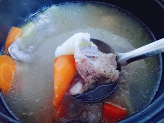 胡萝卜小排汤,15分钟后鲜美的汤完成啦！调味出锅，香浓哦～