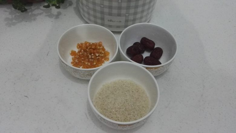 玉米红枣米粥,准备好原料。