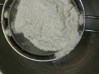奶香土司,面粉过筛到搅拌桶里。