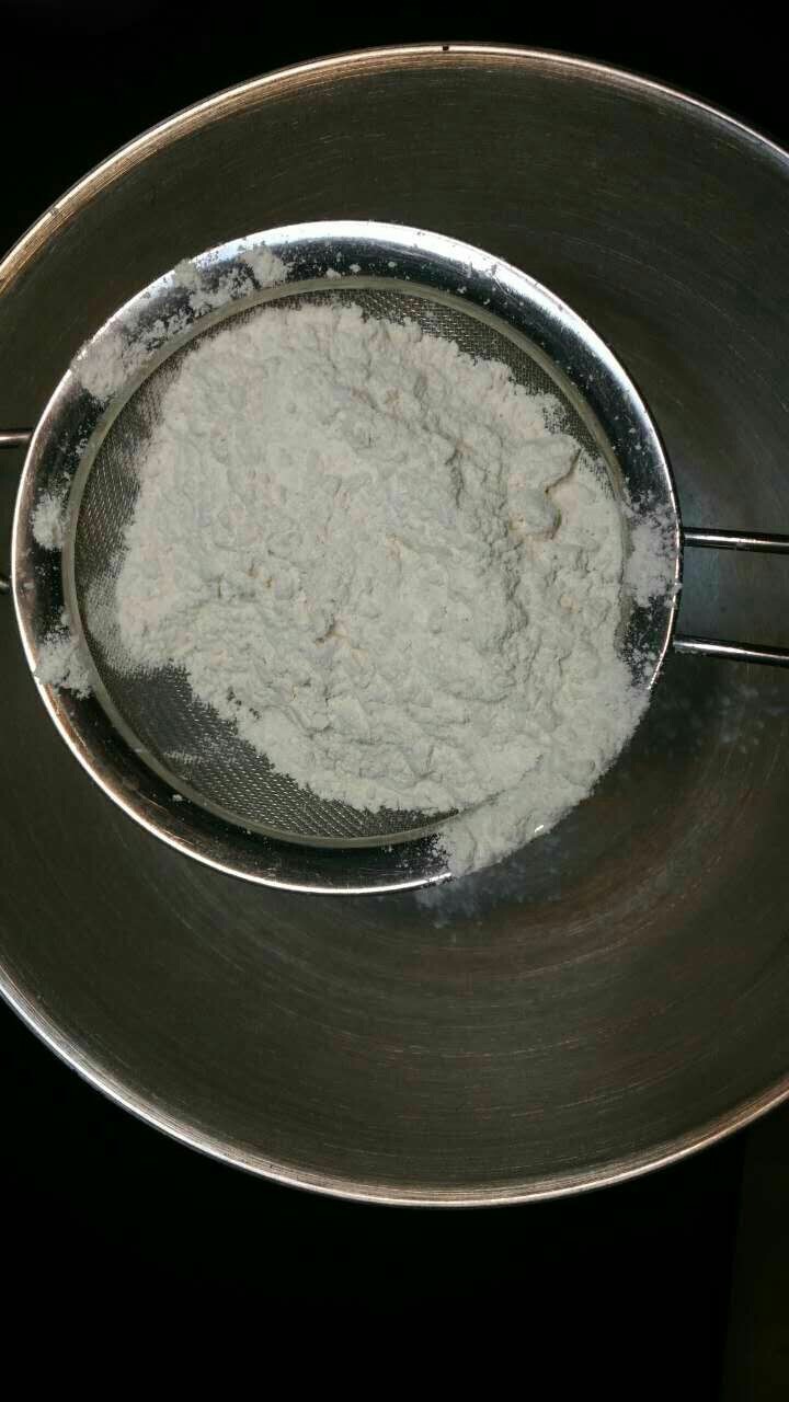 奶香土司,面粉过筛到搅拌桶里。