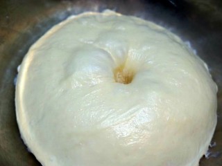 奶香土司,发酵好的面团，手指沾干面粉，中间戳洞，不会塌陷。