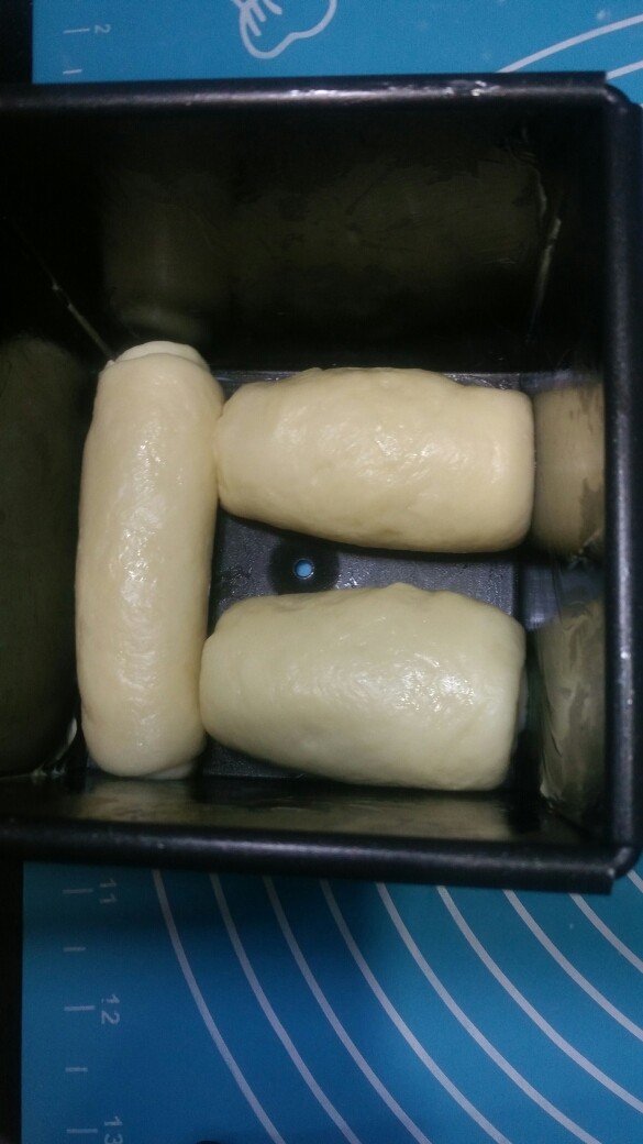 奶香土司,排放到模具里，进行二次发酵。