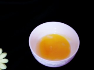 趣味水蒸蛋之可耐滴大熊猫,磕入碗中（鸡蛋一定要常温的，如果是刚从冰箱拿出的，最好先放置一段时间）