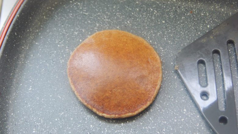【燕麦香蕉Pancake】(素食低脂版),翻面的时候铲子要快一点，基本把整个面饼铲到再迅速翻面。翻面后再小火加热1到2分钟到面饼熟了就做好啦