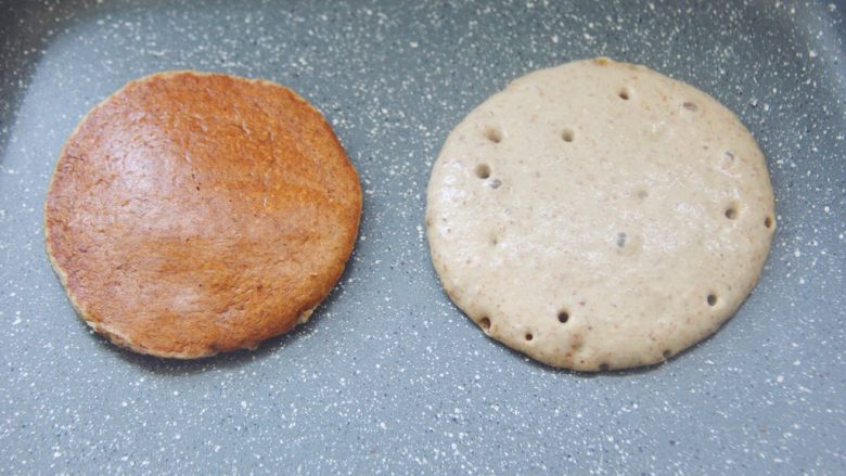 【燕麦香蕉Pancake】(素食低脂版),锅够大的话可以同时做两个更节约时间