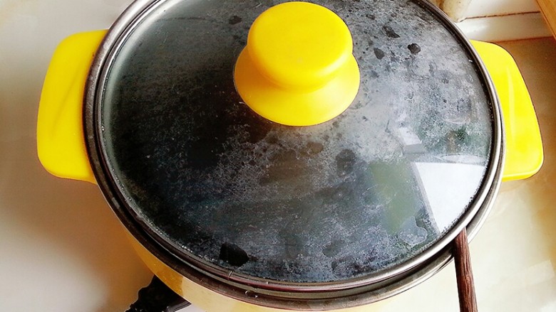 趣味水蒸蛋之可耐滴大熊猫,由于我的小电锅火太大，我在锅盖和锅体间放置了一根筷子，蒸大概8分钟就可以了，关火后盖子盖严再焖8分钟。
