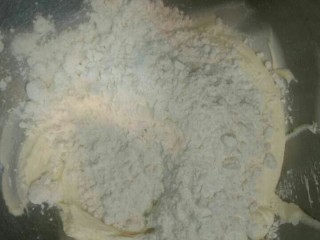 酥皮泡芙,加入过筛的低筋面粉.