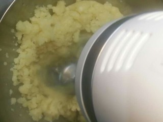 酥皮泡芙,做好的面团取出，放入打蛋盆中，电动打蛋器散热，降温至面团不烫手即可。