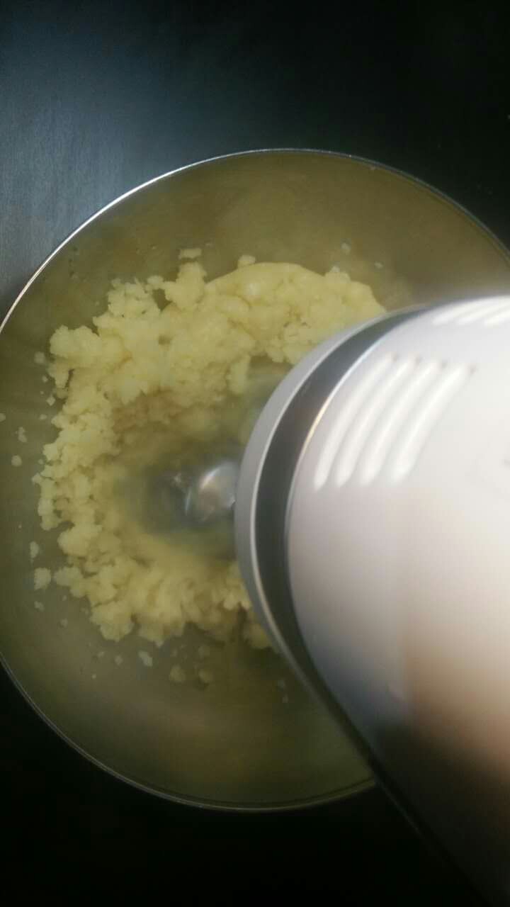 酥皮泡芙,做好的面团取出，放入打蛋盆中，电动打蛋器散热，降温至面团不烫手即可。