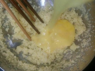 酥皮泡芙,少量多次加入全蛋液，每次加入必须充分搅拌均匀，在加入下次的蛋液。
