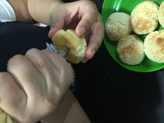 酥皮泡芙,在泡芙的底部（或侧面）扎一个小洞，卡士达酱挤至泡芙内即可。