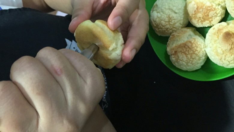 酥皮泡芙,在泡芙的底部（或侧面）扎一个小洞，卡士达酱挤至泡芙内即可。