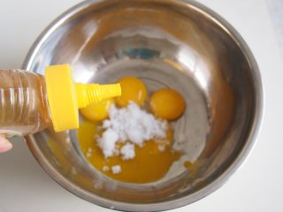 胡萝卜小蛋糕,鸡蛋分离蛋清和蛋黄，蛋黄中加入10g白糖和蜂蜜，充分打发至颜色变浅