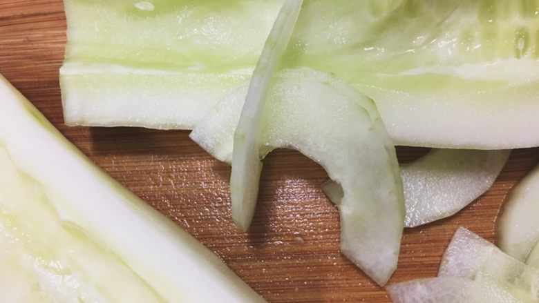 涼拌大黃瓜,以湯匙刮除内籽後切薄片