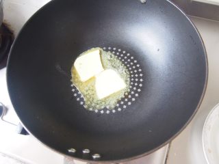 清凉绿豆糕,将黄油放入不粘锅中融化。