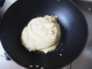 清凉绿豆糕,将绿豆泥放入锅中，炒至黄油充分吸收，加入蜂蜜充分炒匀。