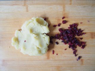清凉绿豆糕,也可以将蔓越莓切碎，加入到绿豆泥中，丰富绿豆糕的口味。
