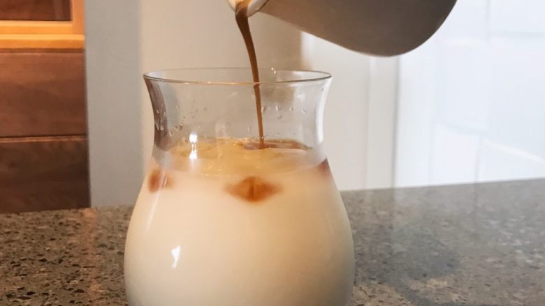 夏日冰拿铁,将浓缩咖啡轻柔的倒在上面，使咖啡与牛奶产生分层。