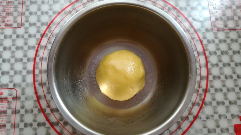 苹果酥,戴上一次性手套把面团抓匀，也可以直接用刮刀慢慢的混合，盖上保鲜膜放入冰箱冷藏1小时左右