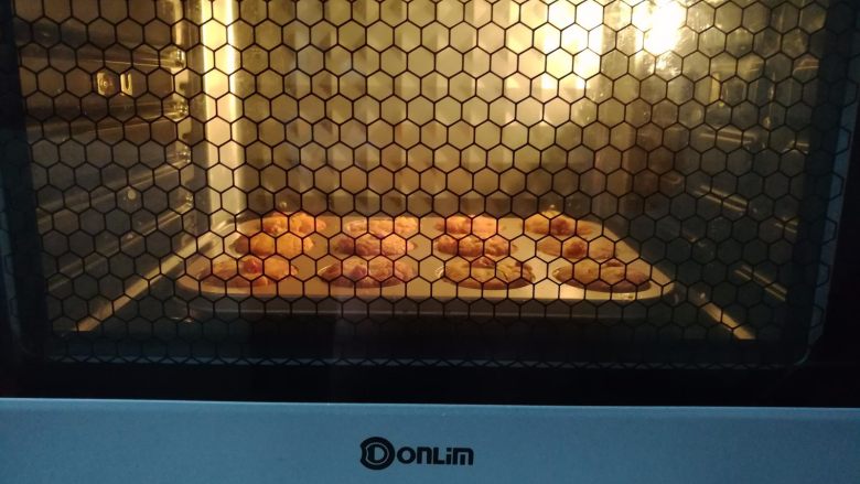 苹果酥,苹果酥胚放入烤箱底层上火130度，下火170度烤20分钟（模具比较小，烤的时间就短）