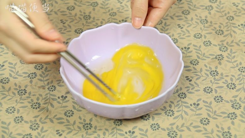 香煎鸡排饭,在碗里打入一个鸡蛋，搅拌均匀。