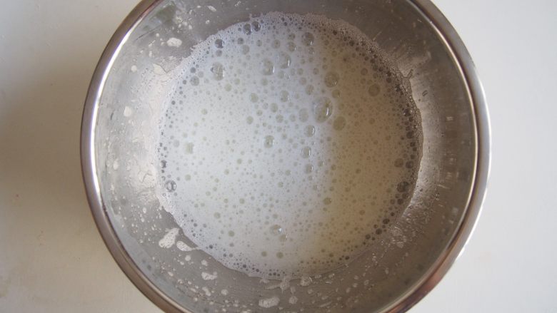 戚风苹果卷,蛋白放入无水无油的盆子中，分三次加入糖。