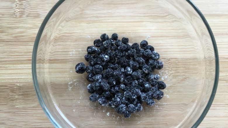 蓝莓戚风蛋糕,撒点低筋粉拌匀，这样可以预防沉底