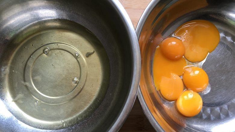 蓝莓戚风蛋糕,取两个无油无水的干净容器，将蛋清和蛋黄分开放入容器中