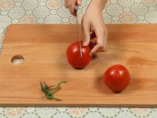 西红柿炒蛋,西红柿去蒂，在底部轻轻的划十字刀。