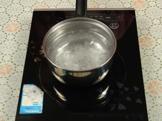 西红柿炒蛋,准备一个小锅，锅里加水烧开。