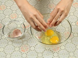 西红柿炒蛋,鸡蛋打入碗里。