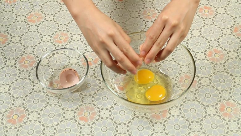 西红柿炒蛋,鸡蛋打入碗里。