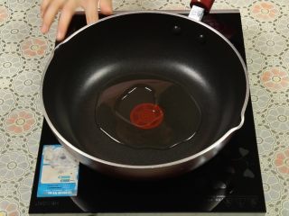 西红柿炒蛋,锅里倒入食用油，中火加至五成热倒入鸡蛋液。