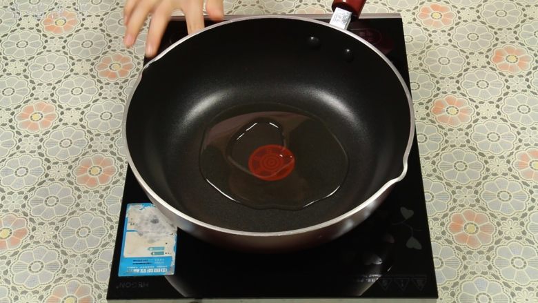 西红柿炒蛋,锅里倒入食用油，中火加至五成热倒入鸡蛋液。