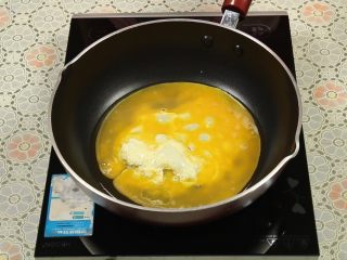西红柿炒蛋,倒入鸡蛋液。