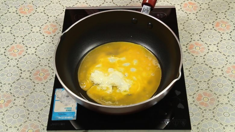 西红柿炒蛋,倒入鸡蛋液。
