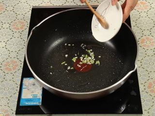 西红柿炒蛋,锅里重新加入油，加入葱白。