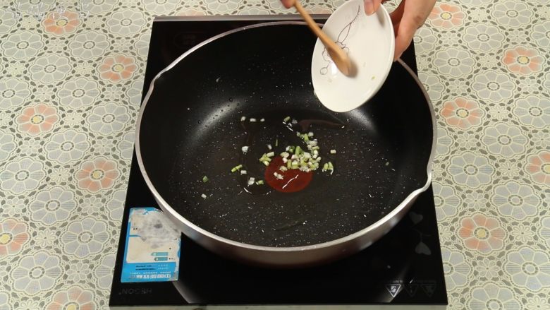 西红柿炒蛋,锅里重新加入油，加入葱白。